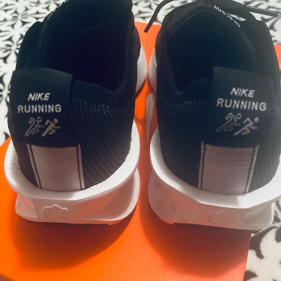 Nike Interact Run woman’s shoe BOX included